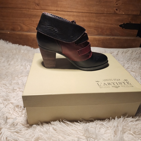 L'Artiste red and black, Italian tooled leather, heeled ankle booties w/buckles - Picture 9 of 11